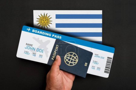 Téléchargez les photos : Passeport, carte d'embarquement et drapeau de l'Uruguay - en image libre de droit