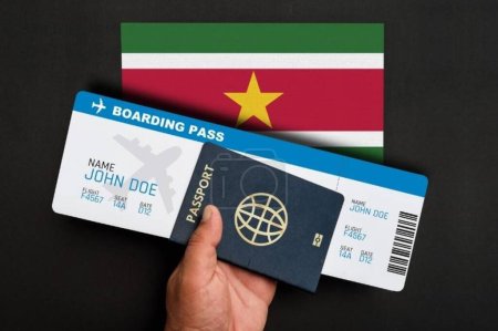 Téléchargez les photos : Passeport, carte d'embarquement et drapeau du Suriname - en image libre de droit