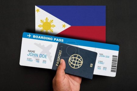 Téléchargez les photos : Passeport, carte d'embarquement et drapeau des Philippines - en image libre de droit
