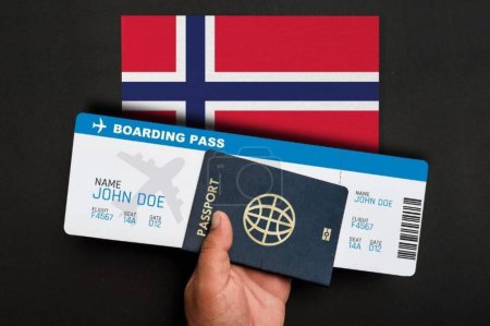 Téléchargez les photos : Passeport, carte d'embarquement et drapeau de la Norvège - en image libre de droit