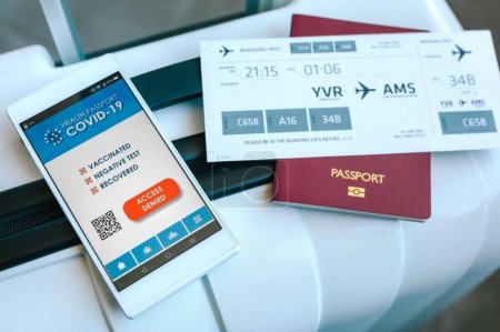 Pasaporte, tarjeta de embarque y pasaporte Covid-19