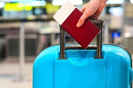 Passager avec carte d'embarquement, passeport et bagages