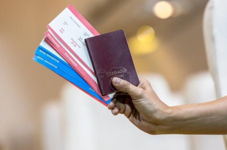 Téléchargez les photos : Passeport et carte d'embarquement à l'avion, Embarquement - en image libre de droit