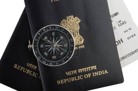 Téléchargez les photos : Passeports indiens, boussole magnétique, carte d'embarquement - en image libre de droit