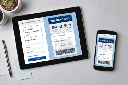 Téléchargez les photos : Concept de carte d'embarquement sur tablette et écran de smartphone - en image libre de droit