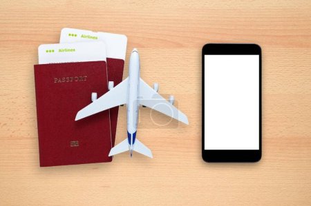 Téléchargez les photos : Passes d'embarquement, passeports, téléphones intelligents et avions jouets - en image libre de droit