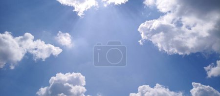 Hintergrund von blauem Himmel und weißen Wolken im Breitbild