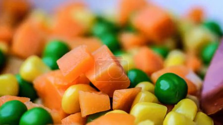 Téléchargez les photos : Légumes et fruits coupés - en image libre de droit