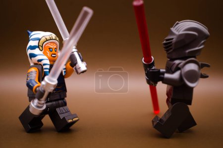 Foto de Varsovia, Polonia, 25 de septiembre de 2023.Ahsoka Tano lucha con Marrok.Las minifiguras de Lego Star Wars y todos los demás ladrillos están hechos por THE LEGO GROUP. - Imagen libre de derechos