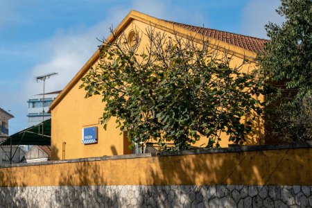 Téléchargez les photos : Ancienne maison jaune dans le centre de la ville de Tavira, Portugal - en image libre de droit
