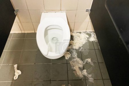 Téléchargez les photos : Toilettes publiques sales, papier toilette sur le sol sale près de la cuvette de toilette - en image libre de droit