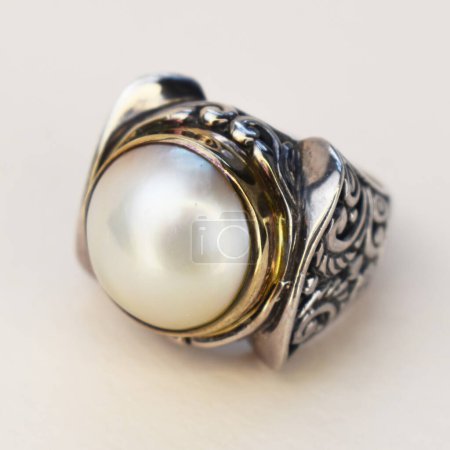 Téléchargez les photos : Bijoux bague avec perle sur fond blanc close-up - en image libre de droit