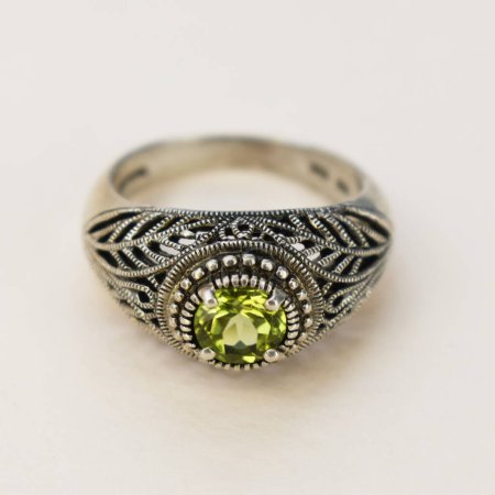 Téléchargez les photos : Bague à bijoux avec pierre verte sur fond blanc. - en image libre de droit