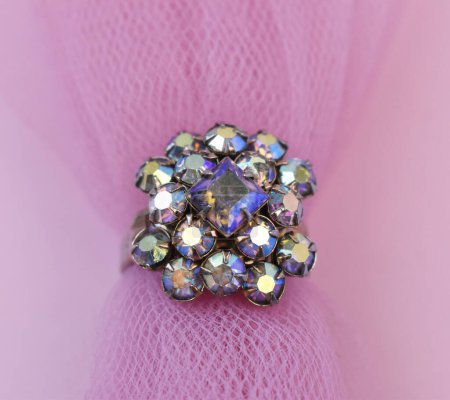 Téléchargez les photos : Bague bijoux avec pierres précieuses sur fond rose gros plan. - en image libre de droit