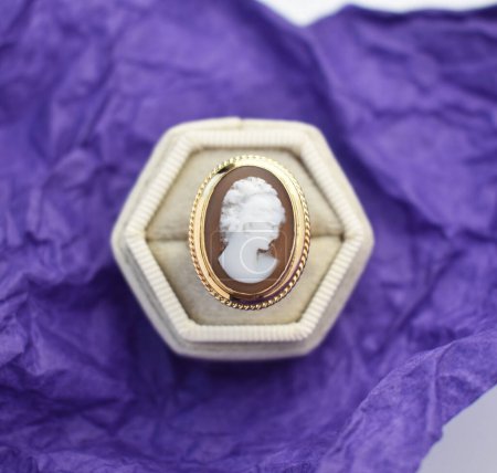 Pendant with the image of the Virgin Mary on a purple background