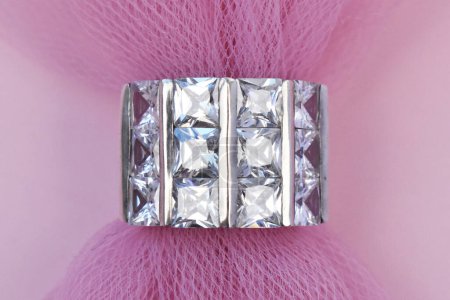 Téléchargez les photos : Bague en diamant sur fond rose. Bijoux et concept de mode. - en image libre de droit