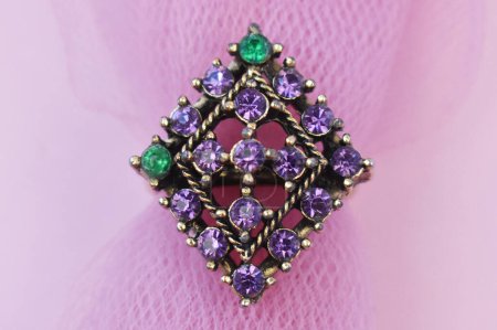 Téléchargez les photos : Broche bijoux avec pierres précieuses sur fond rose gros plan - en image libre de droit