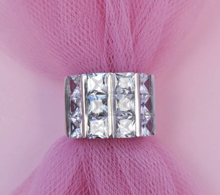 Téléchargez les photos : Bijoux bague en diamant sur fond rose close-up. - en image libre de droit