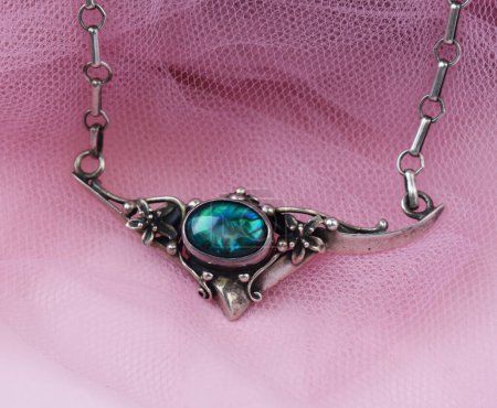 Téléchargez les photos : Pendentif bijoux avec turquoise sur fond rose - en image libre de droit