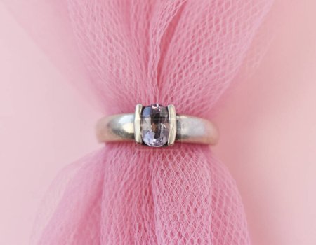 Ring mit bunten Edelsteinkristallen auf rosa Hintergrund, Vintage-Schmuckkonzept, Werbefoto für ein Online-Schmuckgeschäft