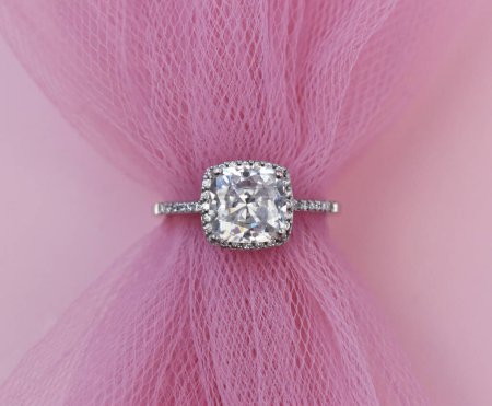Téléchargez les photos : Bijoux bague en diamant sur un tulle rose, gros plan - en image libre de droit
