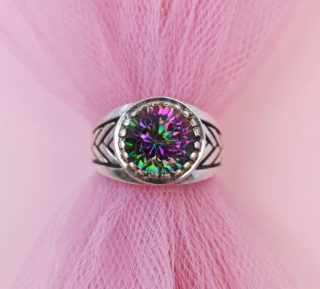Téléchargez les photos : Bague à bijoux avec émeraude brillante sur fond rose. - en image libre de droit