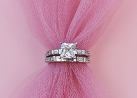 Téléchargez les photos : Bijoux bague avec un diamant argenté sur fond rose. - en image libre de droit