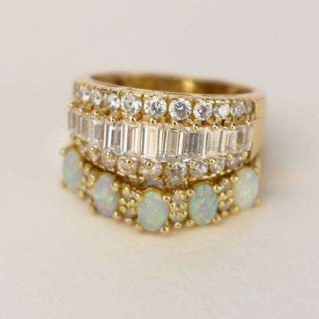 Téléchargez les photos : Bracelet bijoux avec diamants sur fond blanc - en image libre de droit