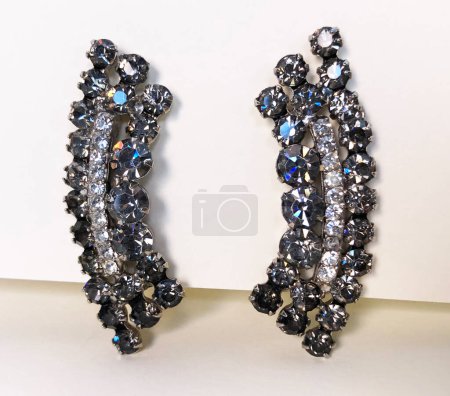 Foto de Pendientes de joyería con diamantes de imitación sobre un fondo blanco - Imagen libre de derechos