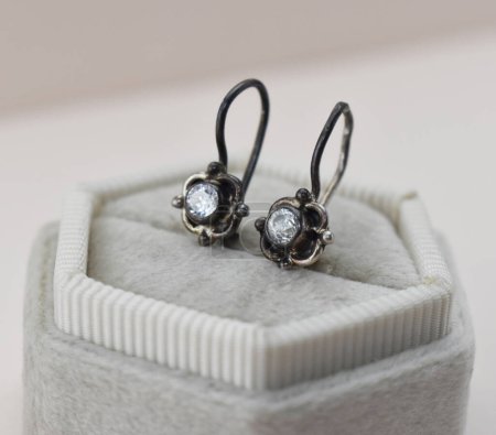 Schmuck Diamant-Ohrringe in einer Box auf weißem Hintergrund