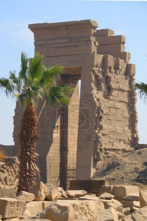 Foto de Complejo de templos en Egipto, ruinas de piedra, paisaje del desierto - Imagen libre de derechos