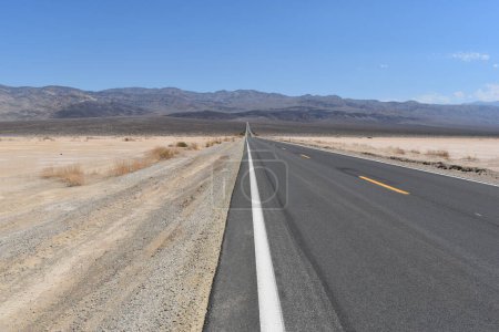 Straße im Death Valley Nationalpark, Kalifornien, Vereinigte Staaten von Amerika