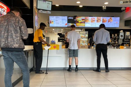 Foto de La gente visita el restaurante McDonald 's en Nueva York. McDonald 's es la cadena más grande del mundo de restaurantes de comida rápida para hamburguesas. - Imagen libre de derechos