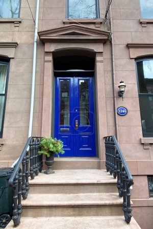 Puerta azul en Nueva York.