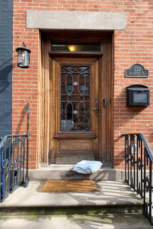 Eingang zu einem Backsteinhaus in New York City, USA.