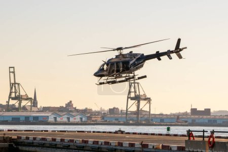 Téléchargez les photos : Taxi hélicoptère dans le quartier financier, location d'hélicoptère à New York - en image libre de droit