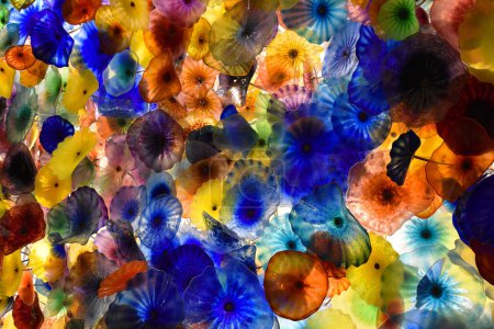 Téléchargez les photos : Dale Chihuly glass art, motif coloré de fleurs en verre visibles au plafond de l'hôtel Bellagio, Las Vegas, Nevada, États-Unis - en image libre de droit
