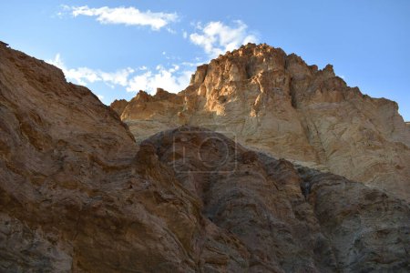 Gefährliche Bergstraße bei Ladakh Indien mit Blick auf malerische Landschaft.