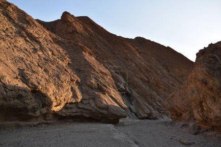 Soledad y vacío de las colinas rocosas del desierto del Neguev en Israel.