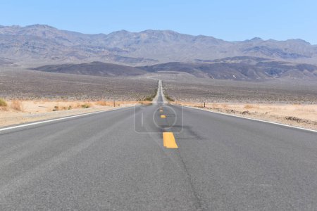 Straße in der Wüste, Kalifornien, USA. Kopierraum für Text