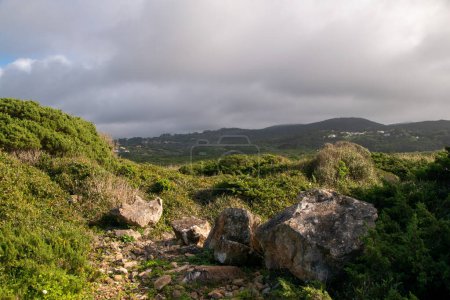 Vista de la isla de Cerdeña desde lo alto de la colina