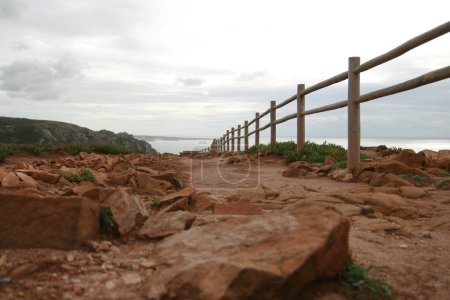 Valla de madera en la costa de la isla de Cerdeña.