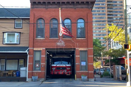 Téléchargez les photos : Camion de pompiers stationné dans la caserne de pompiers, New Jersey, NJ, USA - en image libre de droit
