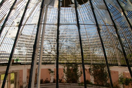 Glasdachkuppel eines Gewächshauses bestehend aus rechteckigen Paneelen im Park von Lissabon, Portugal