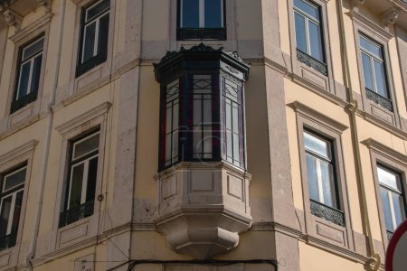Foto de Hermosa ventana de arco en el edificio histórico de Lisboa, fachadas de casas antiguas en Portugal - Imagen libre de derechos