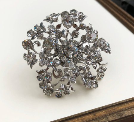 broche de joyería con diamantes sobre fondo blanco de cerca