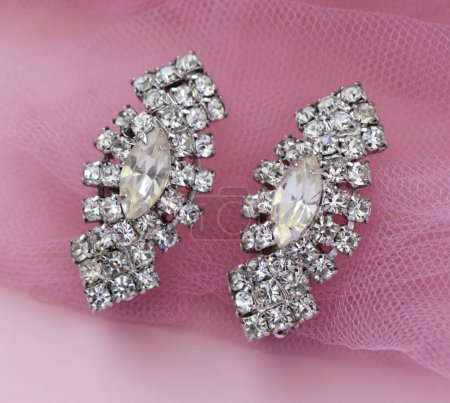 Foto de Pendientes de joyería con diamantes sobre fondo rosa - Imagen libre de derechos