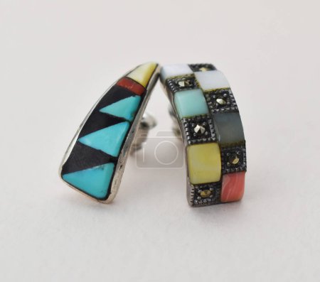 Foto de Pendientes de joyería con piedras multicolores sobre fondo blanco - Imagen libre de derechos