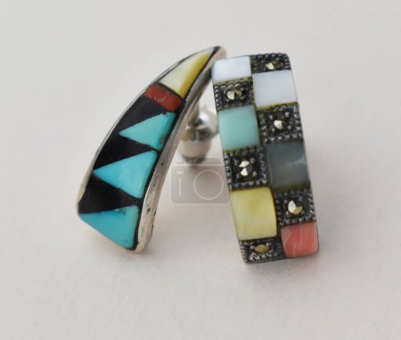 Foto de Pendientes de joyería con gemas multicolores sobre fondo blanco - Imagen libre de derechos