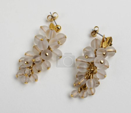 Foto de Pendientes de joyería con perlas sobre fondo blanco. - Imagen libre de derechos